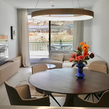 New 2 Bedroom Near The Beach!