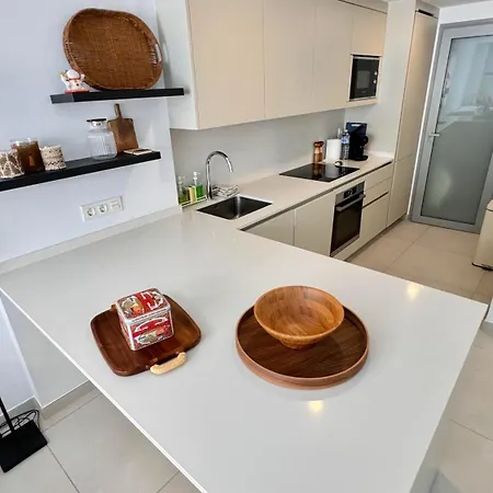 New 2 Bedroom Near The Beach!